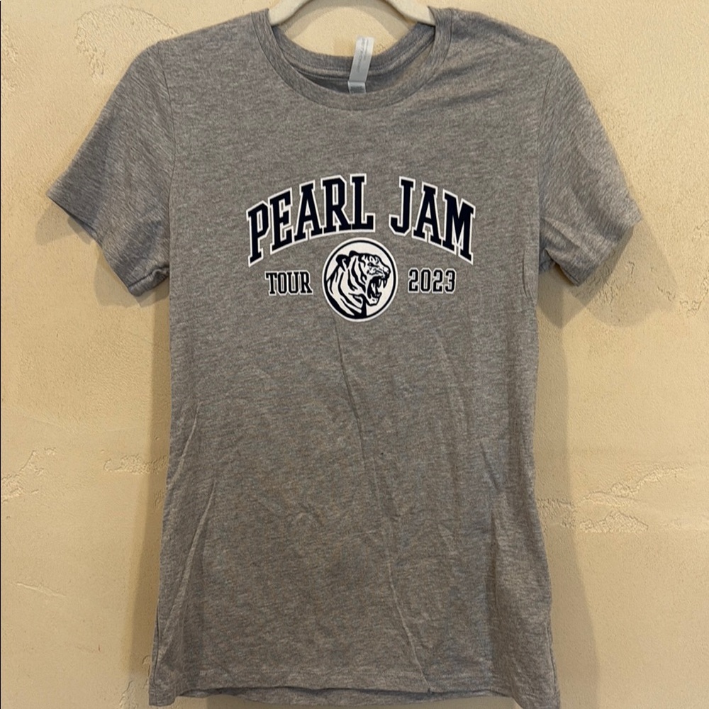 NEW - authentic Gray Pearl Jam Tour 2023 T-Shirt